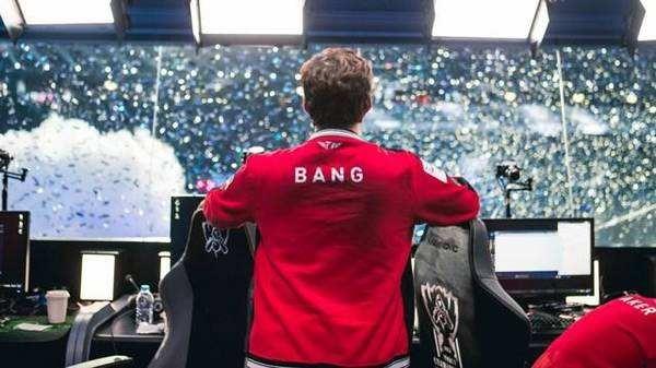 Zeka 真的是个聪明的家伙！在莎士比亚比赛中， Hanwha Life Esports 做出了决定性的决策，赢得了比赛，并在混乱中击败了 Nongshim RedForce 。